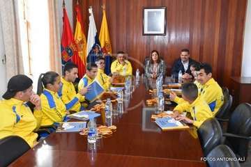 Recepción de la alcaldesa y del concejal de Deportes a los campeones del Club Taz Jinámar (Foto Antonio Alí)